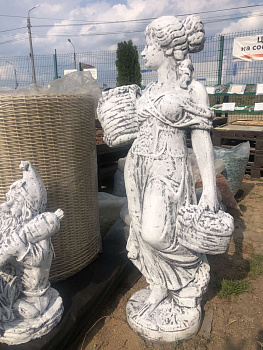 Скульптура Девушка с корзинами