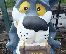 Скульптура Волк с табличкой цветной (бетон)